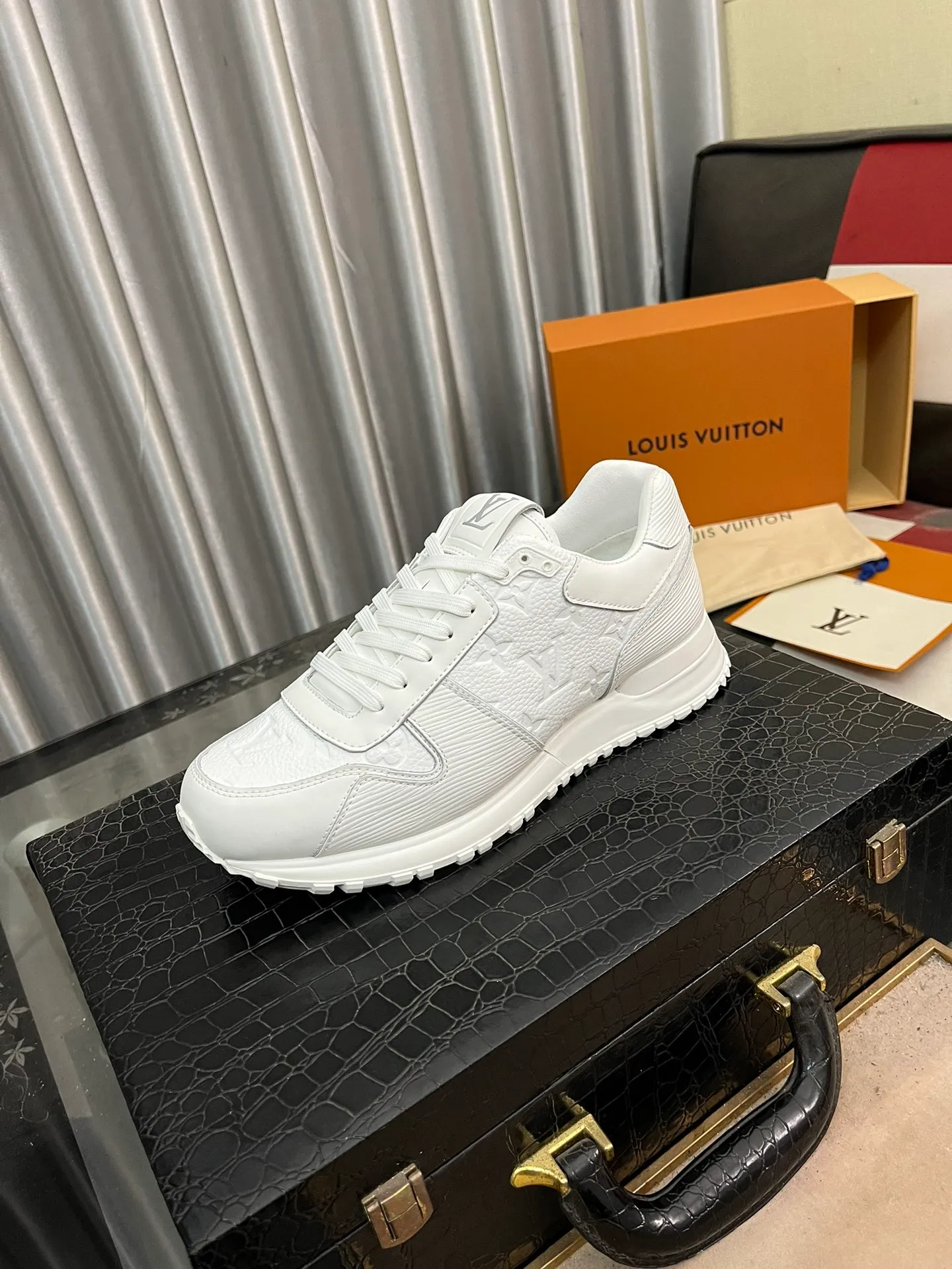 Men's shoes 💰540⌚️⌚️LV Louis Vuitton. The latest fashionable casual shoes are popular in physical stores. New spring and summer comfortable imported custom original cowhide, unique jacquard fabric element design. With sheepskin lining, Lv original base, [sun][sun] high-end packaging and high quality💪Details determine quality, code number 38-44
